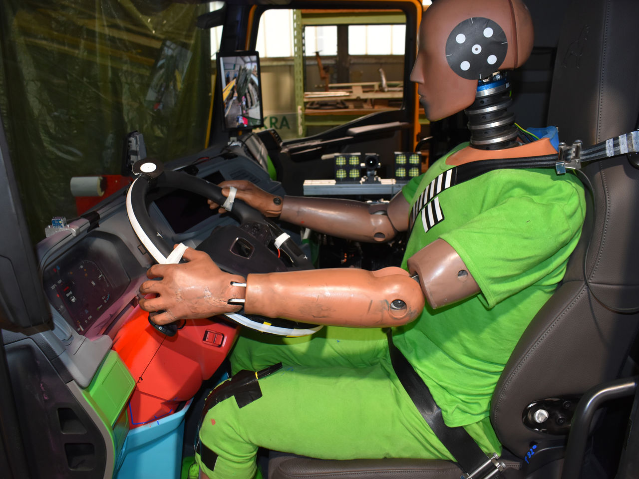 Souverän bestanden: Beim Frontalcrash fängt der Airbag den Dummy planmäßig ab, zudem schaltet sich das Hochvoltsystem in Millisekunden aus.  